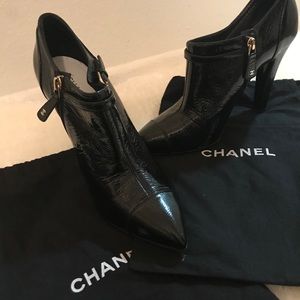 Chanel vintage black leather ankle boots with a heel , nice gold zipper